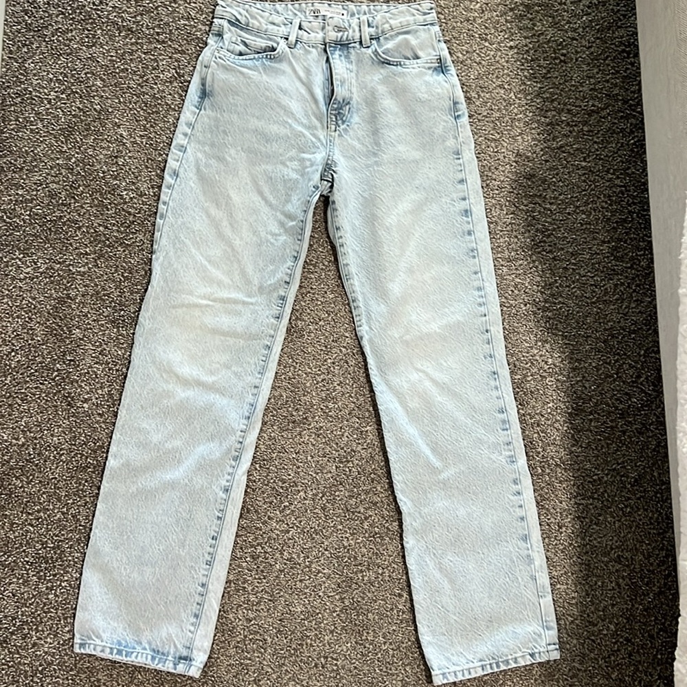 Zara Women’s Light Wash Straight Jeans - Picture 2 of 3